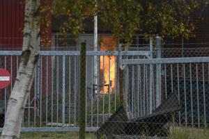 Brand i Elling: Ild i bil bredte sig til bygning - se billeder og video