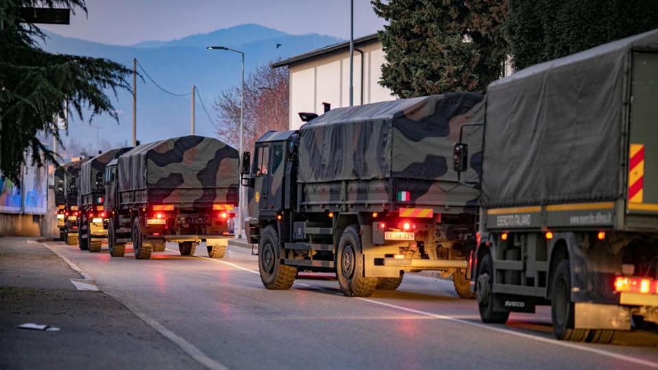 Det mest skræmmende billede fra den seneste tid: Italienske militærlastbiler er sendt til Bergamo for at hente kister. I sammenligning med mange andre europæiske lande er tilstanden i Danmark god. Foto: Sergio Agazzi <i>Ritzau Scanpix</i>