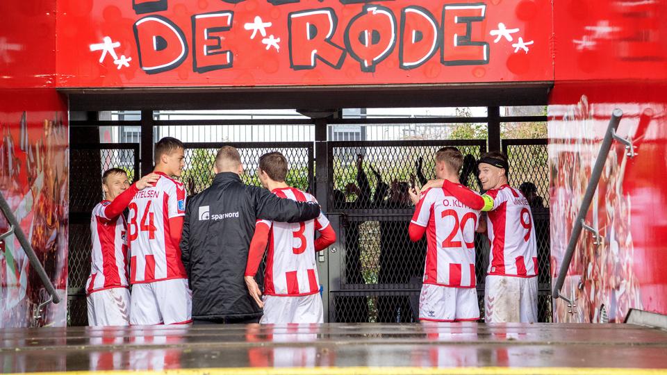 AaB-spillerne hilste på de fans, der var mødt op uden for stadion, da AaB slog Lyngby i en kamp uden tilskuere - nu er den kontakt også sat i karantæne. Foto: Lars Pauli. <i>Foto: Lars Pauli</i>