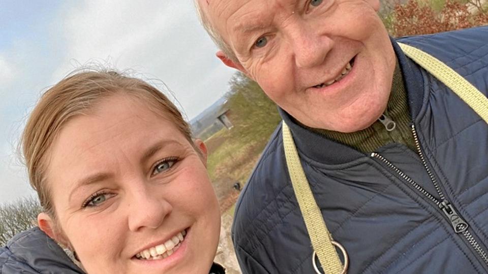 Carina Klitgaard Bruun sammen med sin 62-årige far. Billedet er taget i marts, kort tid før Preben Kitgaard flyttede ind på Tornhøjhaven 1. april. Privatfoto