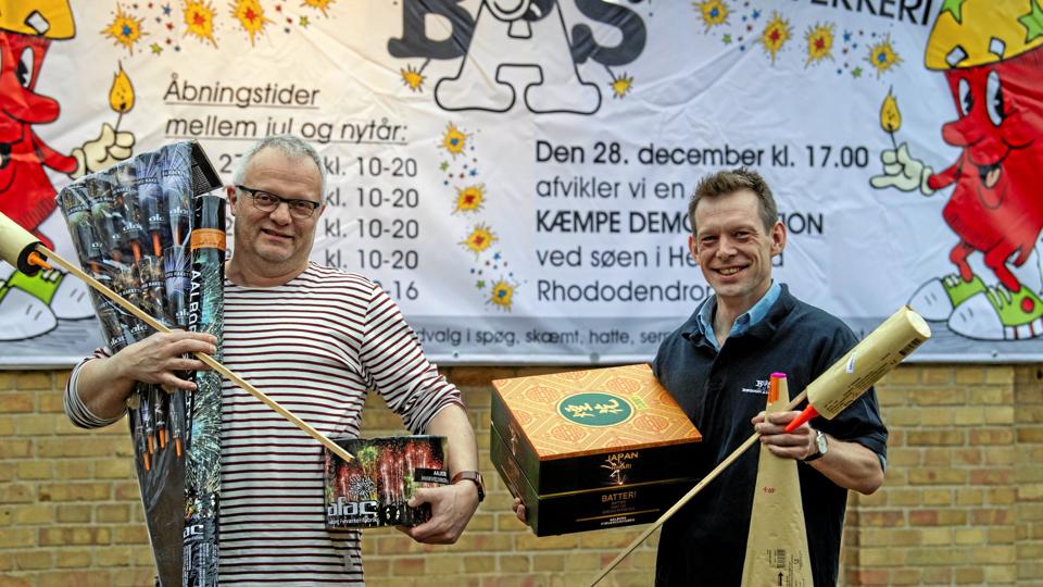 Et enigt byråd bakker nu op om planerne om et nyt kulturcenter i P. N. Beslags gamle fabriksbygninger og det glæder folkene i Brønderslev Amatør Scene, her næstformand Martin Østergaard (t.v.) og Mads Øland iført sidste års nytårsraketter. Arkivfoto: Kim Dahl Hansen