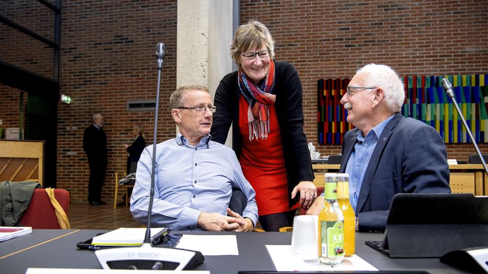 Lone Sondrup - her i selskab med partifællerne Otto Kjær Larsen og Peter Therkildsen - mener, at sygehusstyringen kan effektiviseres. Foto: Lars Pauli <i>Foto: Lars Pauli</i>