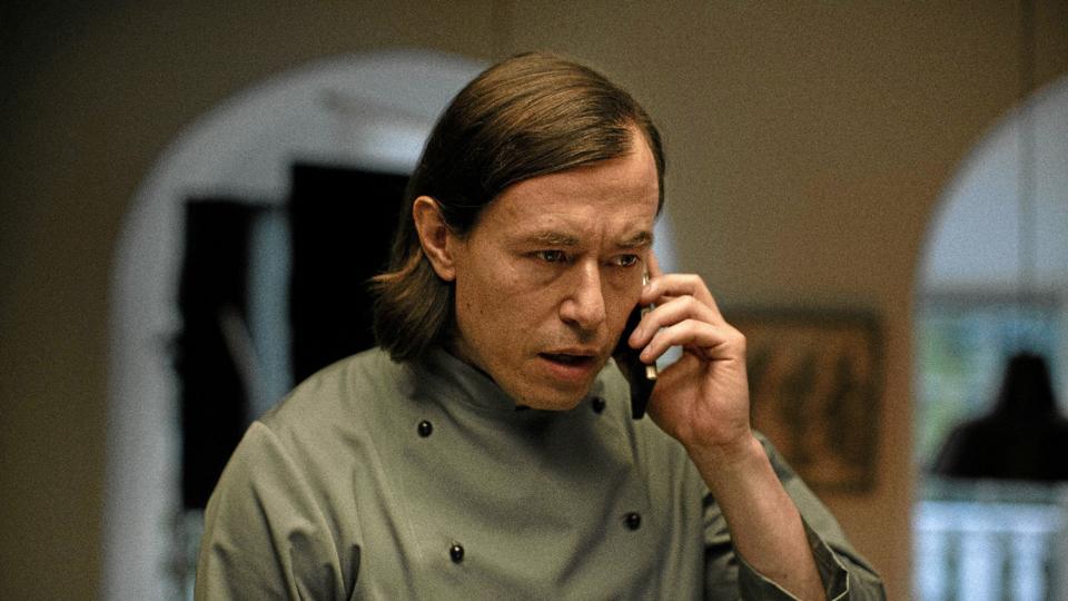 Nikolaj (Peter Christoffersen) kommer ilende, når Marie råber om hjælp. For grundlæggende er han en god fyr. Foto: Foto: Jason Alami/DR <i>Jason Alami/DR</i>