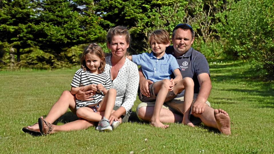 Ægteparret Karen og Lasse Heidelbach med børnene Esther og Johan. Esther fik som ganske lille transplanteret en ny lever, og det ændrede familiens liv. Arkivfoto