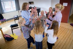 - Alle børn kan lære at synge: Lotte har sunget med børn på stenbroen i København - nu starter hun et kor i Thy