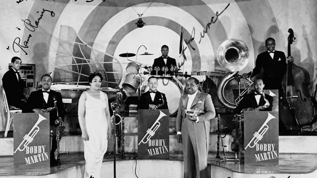 Jazz på "Roxy" med Bobby Martins Orkester. Bobby Martin blev i Aalborg Stiftstidende omtalt som "Harlems Jazz konge" og med sig havde han seks "swingtime negere".