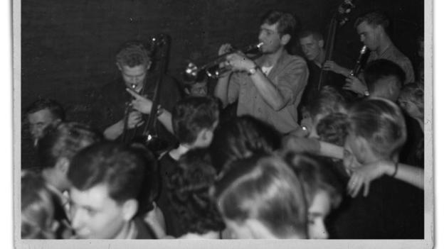 Champagnekælderen med Viggo Kanstrups orkester under de lavloftede hvælvinger. Foto: Per Lerbeerg