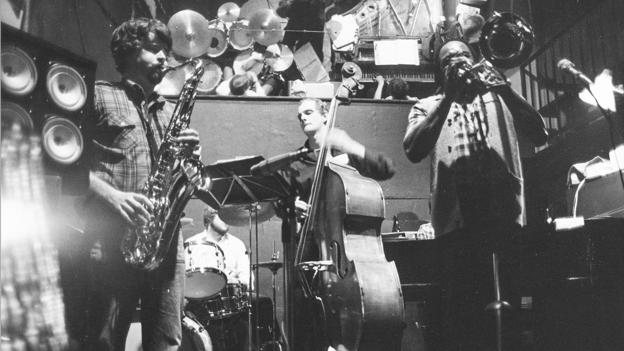 Komcert med Villy Moesgaard, Per Jensen, Søren Lundbye og Olav Gudnason og Thad Jones på Jazzhus Louis. Foto: Jens Morten