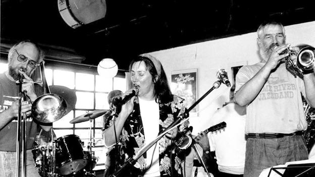 Laila Amstrup sammen med Limeriver Jazzband i 1990. Foto: Grethe Dahl