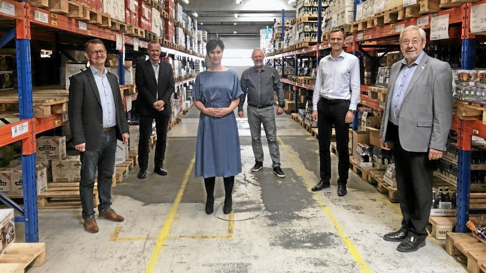 De tre Venstre-politikere Torsten Schack Pedersen, Anne Honoré Østergaard og Erik Kirkegaard Mikkelsen på besøg hos One Pint i Mariager. Privatfoto