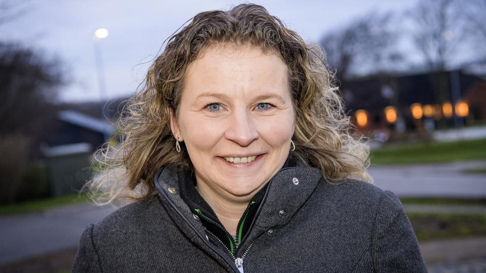 Annette Hove Nielsen tog fat på at skrive, da hun på grund af smerter i ryggen måtte opgive at ride. I begyndelsen tænkte hun ikke på, at bogen skulle udgives, men nu er den trykt. Foto: Peter Mørk