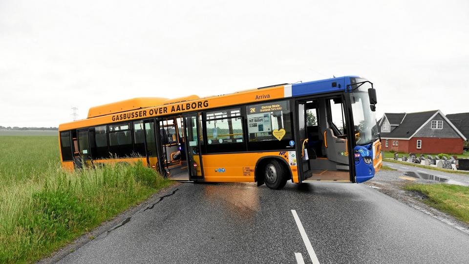 Bussen holdt på tværs af Klarupvej efter uheldet lørdag aften. Foto: Jan H. Pedersen