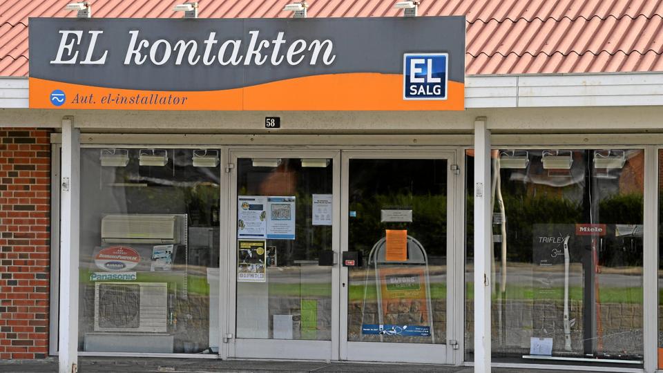 Butiksdøren hos ELkontakten på Vestervigvej i Bedsted er stadig låst i åbningstiden, men Erik Linnet forventer at kunne åbne igen sidst på ugen. Arkivfoto: Bo Lehm