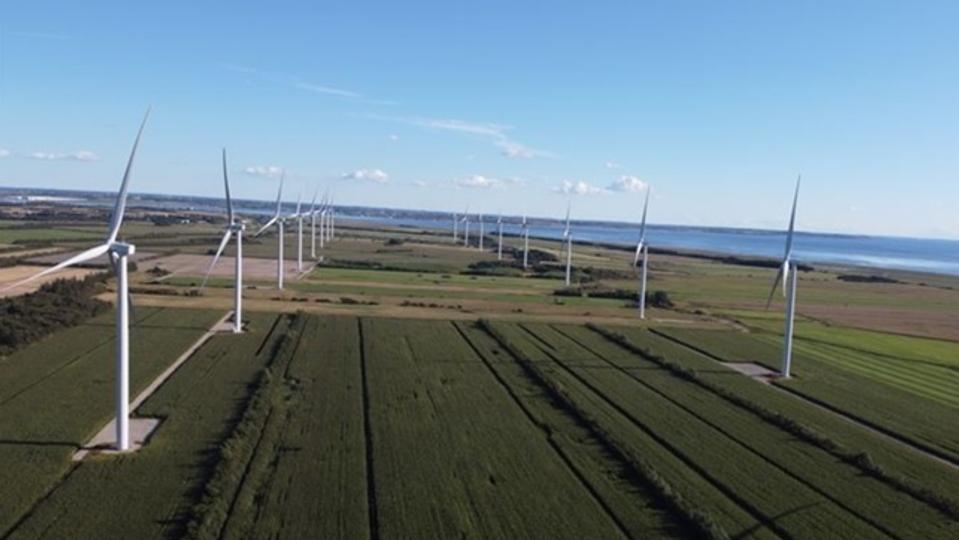 De 18 vindmøller er 150 meter høje. Foto: Norlys