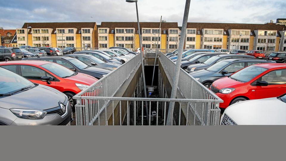 Kommunen overholder ifølge et kommunalt notat ikke sine forpligtelser i forhold til parkeringsfonden, hvor man har haft svært ved at finde egnede arealer til nye p-pladser. Arkivfoto: Lars Pauli