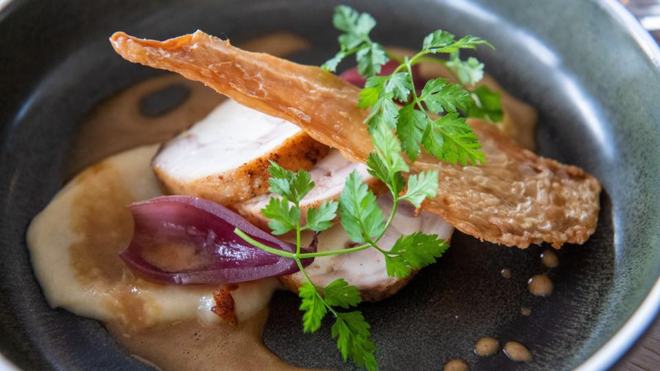 Aftenens højdepunkt: Kyllingeballotine med jordskokkepuré, chips af kyllingeskind, bagte små rødløg og hønseglace. Foto: Kim Dahl Hansen