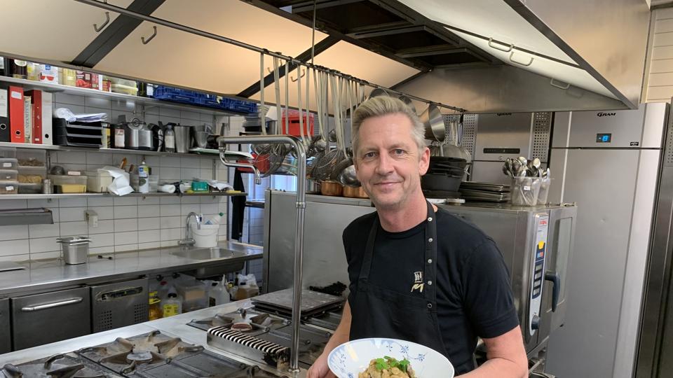 Morten Nielsen laver i "Pod og pande" en ret med sommerbuk, bøgehatte, skalotteløg, stikkelsbær og italiensk sommertrøffel. Foto: Jens Otto Barsøe