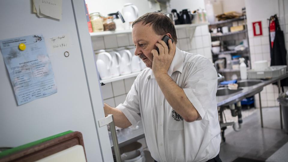 Kroejer Henrik Pedersen har i øjeblikket travlt i køkkenet med at håndtere de mange ordrer på billige take away middagsretter, som kunderne selv skal afhente.