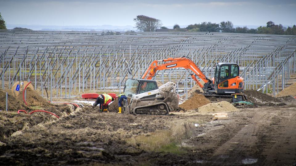 Solcelleparken er ved at blive bygget ved Sindbjerg syd for Næssundvej. Foto: Bo Lehm <i>Bo Lehm</i>