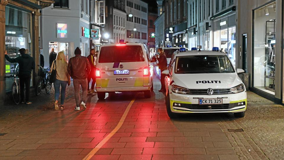 Politiet var til stede i Gaden, men der var helt ro på lørdag aften. Foto: Jan Pedersen