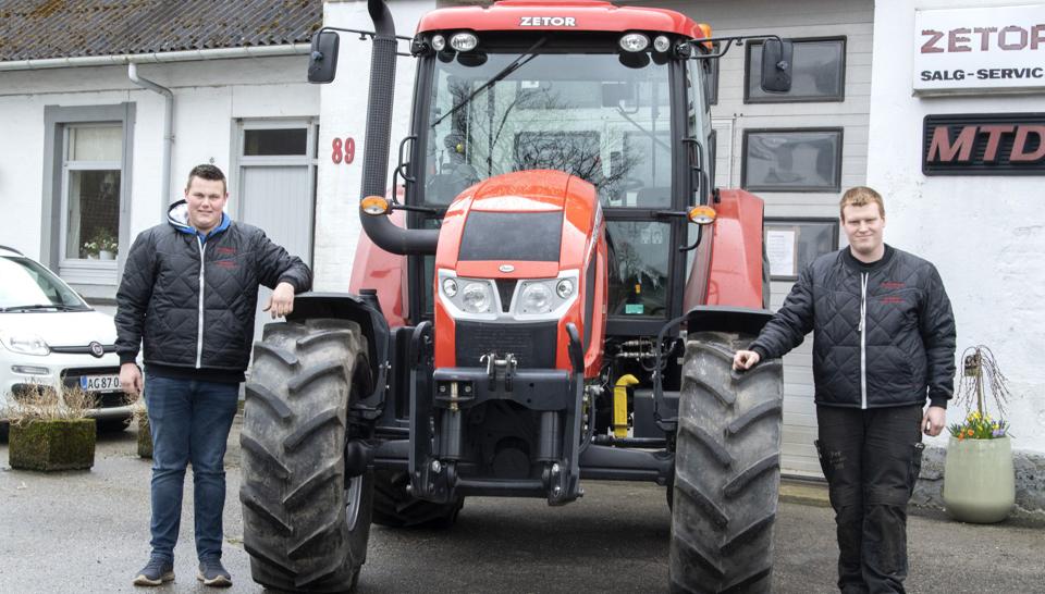 Per Christensen (th) og Daniel Nørhave på 21 og 20 år er nu nye indehavere af Aarestrup Traktor Center. Foto: Henrik Louis