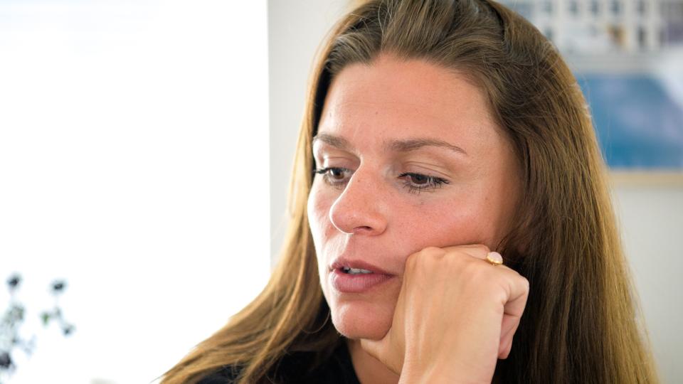 Det piner projektleder Alma Smakic Munkholm, at Projekt Ballast kun kan hjælpe de unge mennesker over telefonen. Alle opfordres til at blive hjemme, og dermed kan børn og unge af misbrugere ikke deltage i den normale behandling. Foto: Bo Lehm