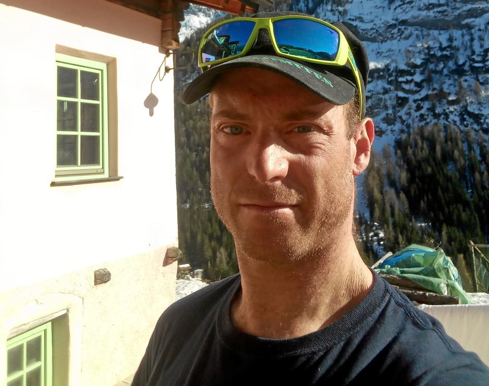 Nikolaj Niebuhr udenfor sin lejlighed i Val di Fassa dalen. Privatfoto