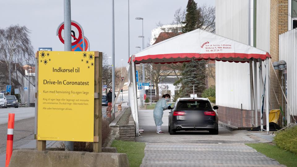Sådan så der ud foran regionshospitalet i Hjørring i starten af coronakrisen. Nu er Hjørring Kommune et af de steder i Danmark, hvor smittetrykket er størst, men alligevel er hospitalet blevet tvunget til at ophæve det besøgsforbud, der blev indført 16. juni. Arkivfoto: Bente Poder