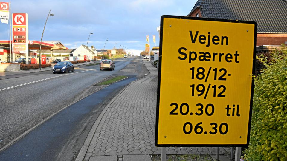 ”Vejen spærret”, står der på Østerbakken - selv om spærringen kun gælder det næste kryds, omkring en halv kilometer væk.Foto: Peter Mørk