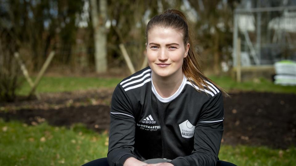 EH Aalborgs bagspiller, Line Berggren Larsen, er en af dem, der må holde træningen ved lige hjemme. Hun har, sammen med resten af holdet, fået udleveret et udførligt træningsprogram, som hun bruger hver dag, for at holde forment ved lige imens Covid-19 hærger. <i>Kim Dahl Hansen</i>