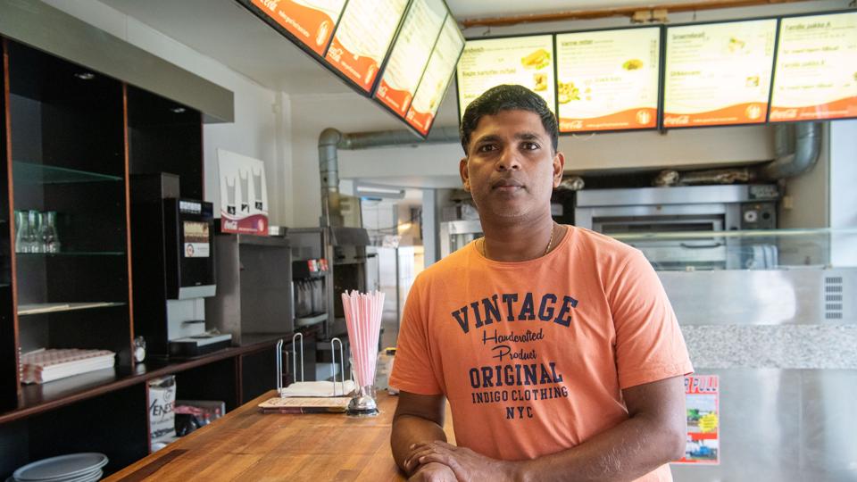 Indehaver af Nidas Food i Hobro, 47-årige Kalanathan Thurirajah, skyndte sig at køre til Tyskland med en masse dåsemad, ris og mel, inden grænsen lukkede i lørdags. Arkivfoto: Kim Dahl Hansen <i>Kim Dahl Hansen</i>