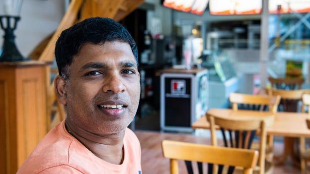 - Selv om grænsen åbner, er vores problem desværre ikke løst, siger den 47-årige pizzariejer Kalanathan Thurirajah fra Hobro. Hans hustru og deres datter bor i Flensborg, fordi hustruen ikke kan få hverken opholdstilladelse eller asyl i Danmark. Arkivfoto: Kim Dahl Hansen <i>Kim Dahl Hansen</i>