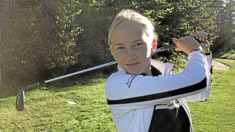 Victoria Sandbæk Kristensen er Danmarks bedste golfspiller blandt 14-årige piger. Til daglig træner hun ved Nordvestjysk Golfklub i Nystrup. Foto: Pernille Damsgaard