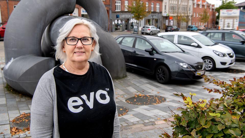Frisør Hanne Ræbil, Salon Saxofoni i Hobro, hilser det velkomment, at kommunen har strammet op på p-kontrollen. Arkivfoto: Lars Pauli <i>Foto: Lars Pauli</i>