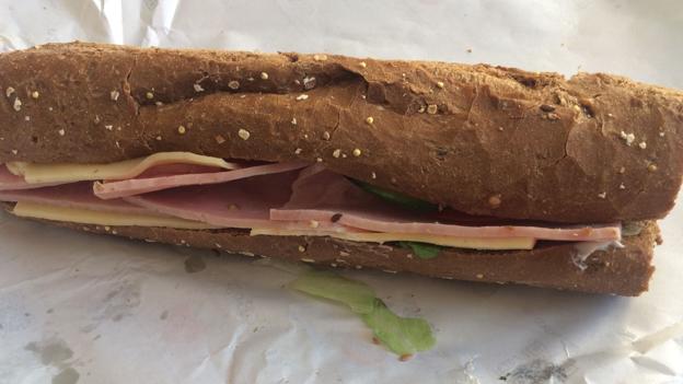 Det er svært at se på fotoet her, man sandwichen har en fin længde, og gør en 85-kilos medspiser ganske mæt. Foto: Jakob Frey