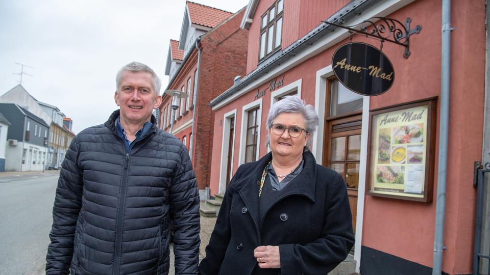Tirsdag var en rigtig dårlig dag for Bjarne og Anne Christensen, som havde travlt med at skrive rundt til kunderne, at de desværre må aflyse alle bestillinger på mad ud af huset. Tirsdag 31. marts er nemlig sidste dag med Anne-Mad i Frederikshavn. Foto: Bente Poder