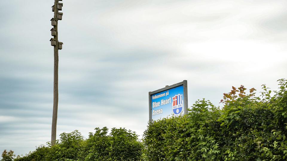 Banen står smukt i sommervejret på Blue Heart Arena i Bælum. Derfor er stadion da også blandt de fem finalister til at blive kåres som "Nordjyllands smukkeste stadion". Foto: Claus Søndberg