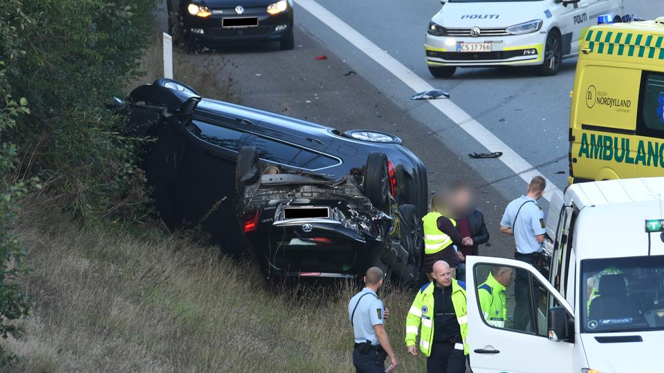 Begge biler fik alvorlige skader i forbindelse med uheldet, mens der angiveligt ikke var alvorlig personskade. Foto: Ole Sanvig