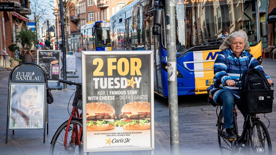 De store reklameskilte står tæt - både på Nytorv, Boulevarden, Østerå og i gågaderne. Foto: Martin Damgaard