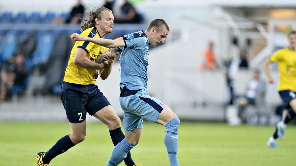 Simon Jakobsen fik rødt kort i tirsdagens kamp mod Randers, men Hobro håber at få de kommende karantænedage annulleret. Foto: Henning Bagger/Ritzau Scanpix <i>Ritzau Scanpix</i>