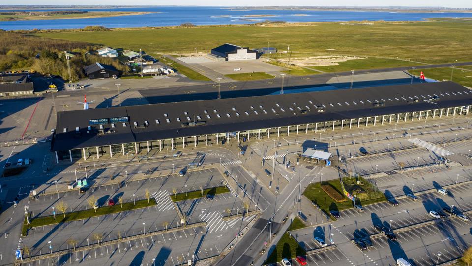 Private skal holde deres droner mindst fem kilometer fra en lufthavn og otte kilometer fra en flyvestation. NORDJYSKEs professionelle dronefører og fotograf, Henrik Bo, fik i påsken ekstraordinær tilladelse til at tage en række dronebilleder af Aalborg Lufthavn. Foto Henrik Bo <i>Foto: Henrik Bo</i>
