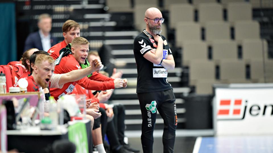 Stefan Madsen har svært ved at holde fokus på håndbolden. Foto: Bente Poder
