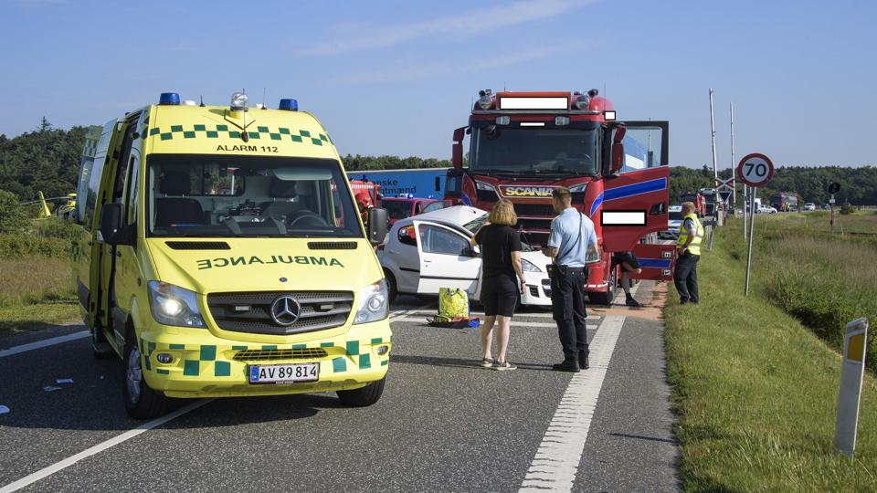 Kvindens bil blev ramt i førersiden af en lastbil, da hun formentlig var ved at foretage en U-vending ved Sindrupvej. Foto: Peter Mørk <i>Peter Mørk</i>