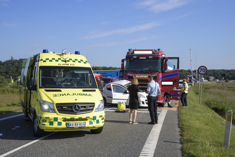 Kvindens bil blev ramt i førersiden af en lastbil, da hun formentlig var ved at foretage en U-vending ved Sindrupvej. Foto: Peter Mørk <i>Peter Mørk</i>