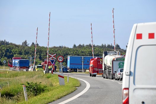 Ulykken skabte onsdag morgen en del kødannelse på Oddesundvej ved jernbaneoverskæringen. Foto: Peter Mørk