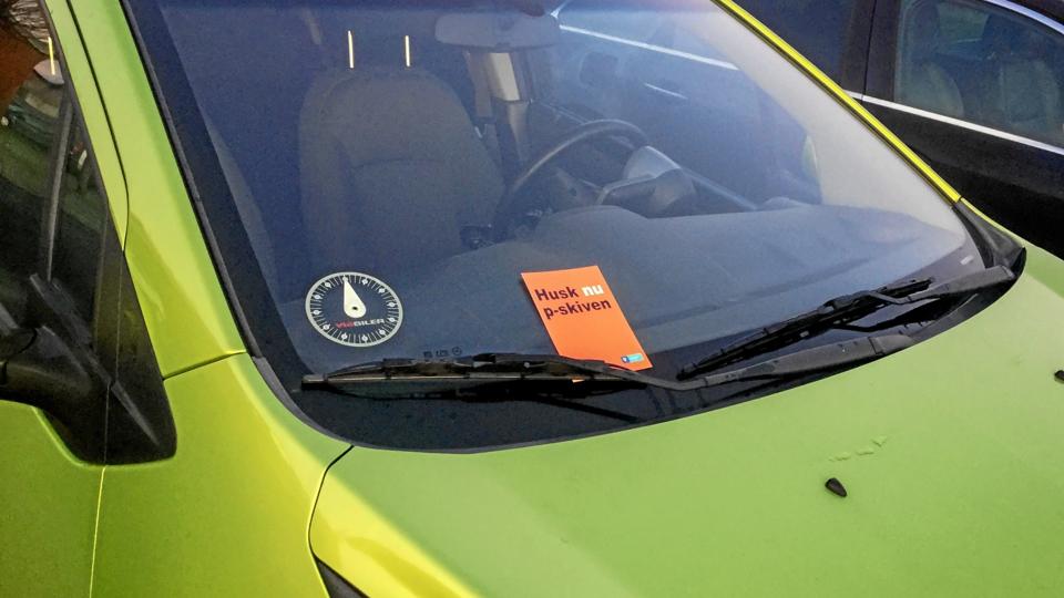 Bilisterne i Mariagerfjord Kommune kan snart få en hilsen fra parkeringsvagten, hvis de glemmer p-skiven. Privatfoto