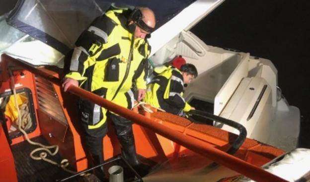 Redningsfolkene havde travlt med at pumpe vand ud fra den grundstødte motorbåd. Foto: Marinehjemmeværnet/besætningen på Apollo