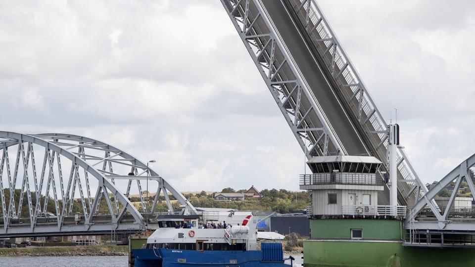 Vilsundbroen vil være delvist spærret fra på mandag og mere end to måneder frem. Arkivfoto: Peter Mørk