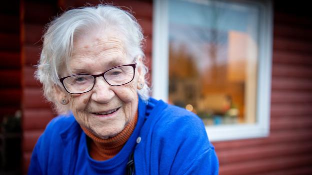 Skævt fortov sætter stopper for gåtur: 94-årig har ventet i årevis på at fliser bliver rettet op