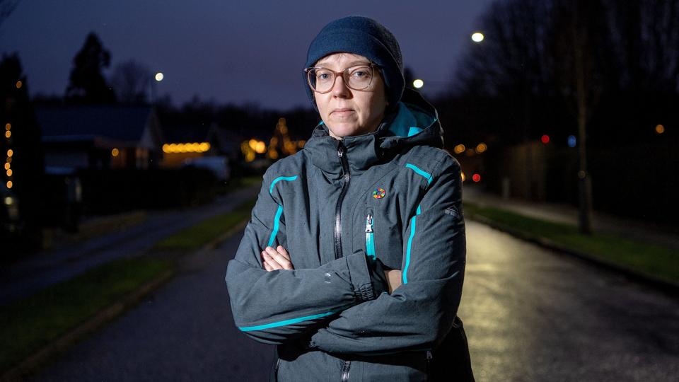 En højreorienteret bevægelse, der er velklædte, citerer Oehlenschläger og bruger Instagram, Facebook og YouTube til at tiltrække unge, omdelte i weekenden materiale i Aalborg Øst. Foto: Lars Pauli <i>Foto: Lars Pauli</i>